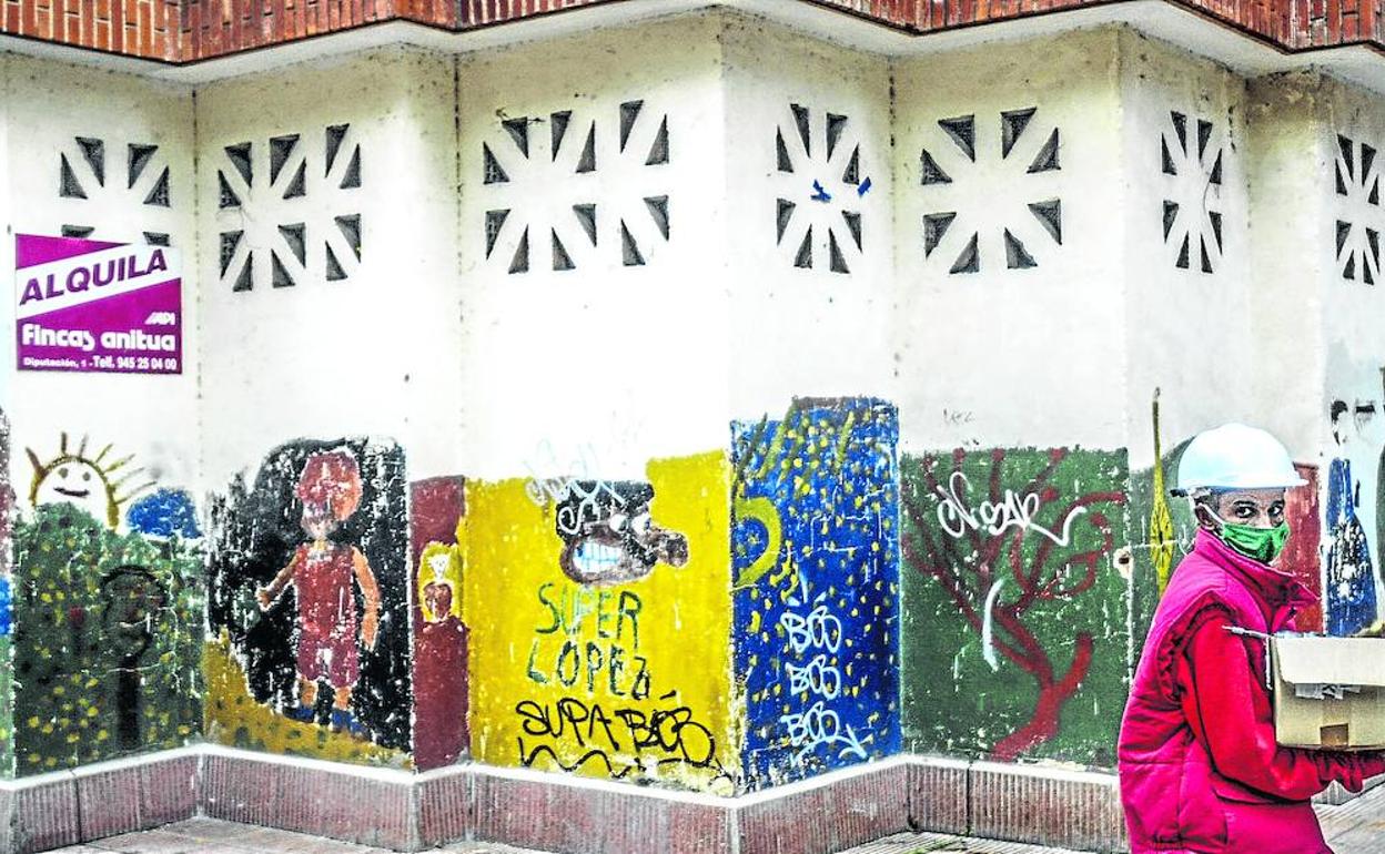 En las zonas peatonales de 'los pintores', en San Martin, se concentran decenas de bajos que jamás han llegado a tener actividad.