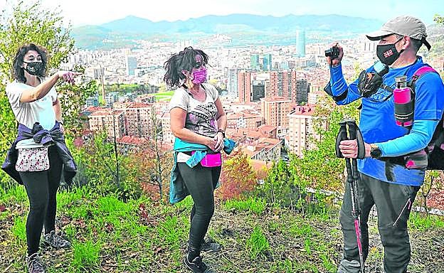 José Luis Muñoz saca una foto a Belén Picado y a Sonia Amo en una de las paradas que hicieron durante el camino para contemplar las vistas de Bilbao. 
