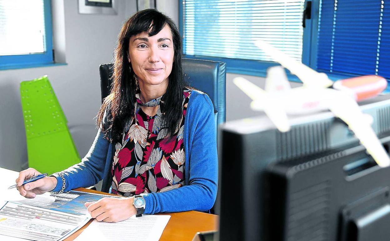 Ana Villate consultando datos en las oficinas de Hegan, situadas en el Parque Tecnológico de Bizkaia.