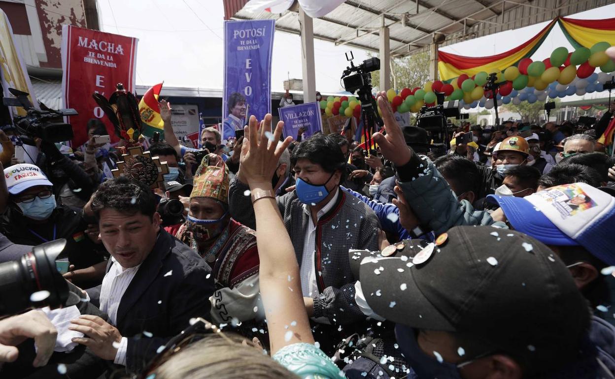 Evo Morales fue recibido por una multitud en Villazón (Bolivia).