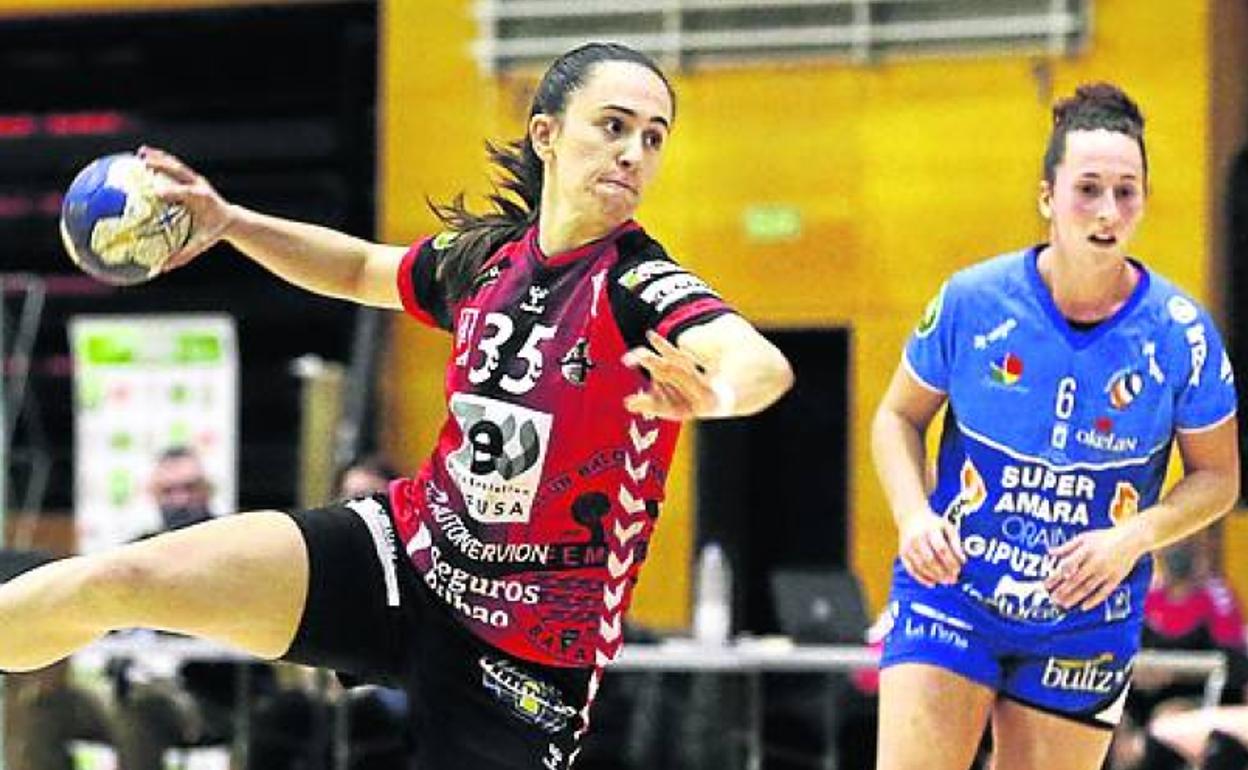 Maddi Bengoetxea se zafa de sus rivales para lanzar a puerta.. 