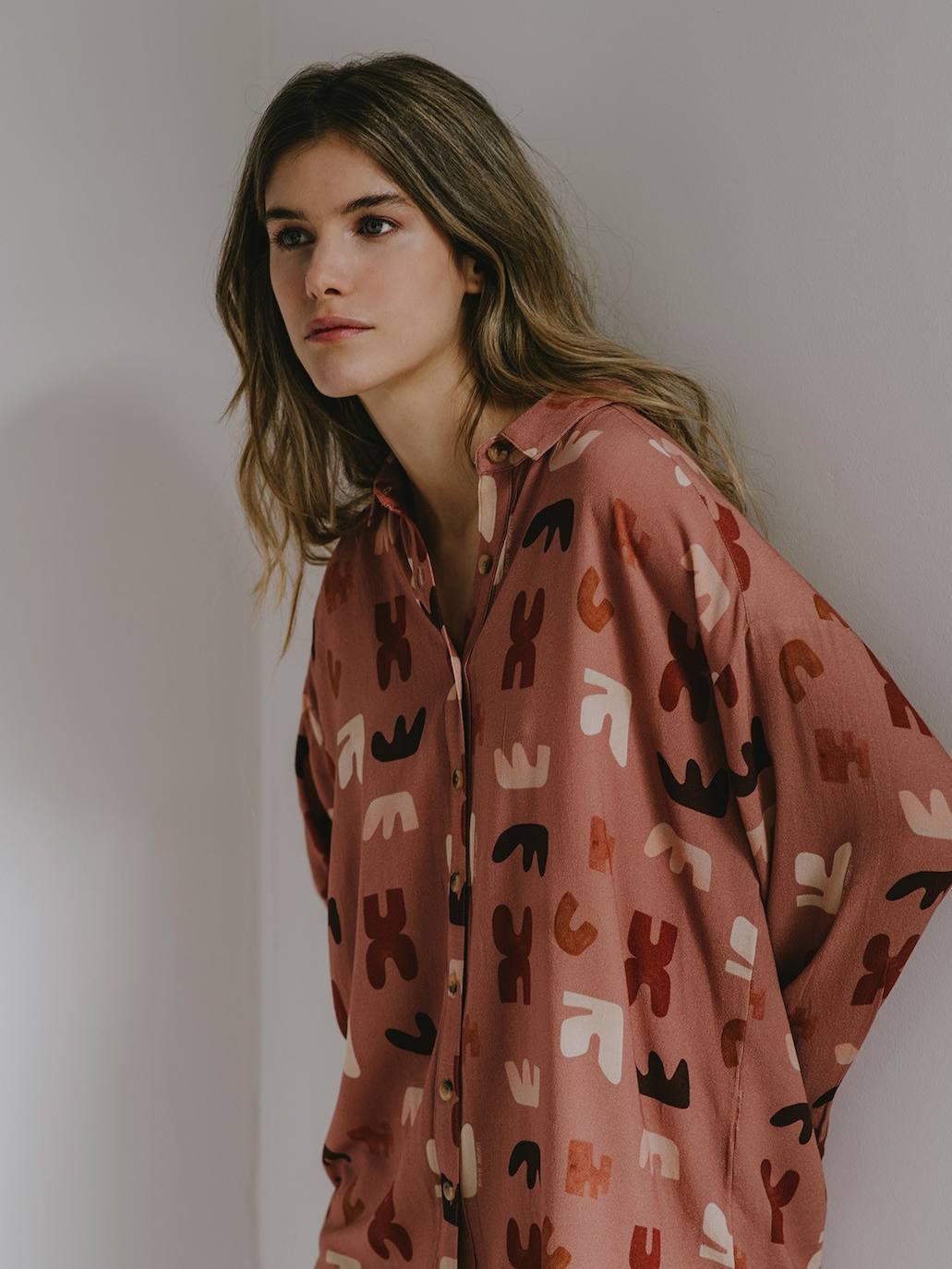 Camisa con estampado abstracto, disponible en la tienda Indi & Cold, situada en la calle bilbaína Rodríguez Arias. Cuesta 79,90 euros. 