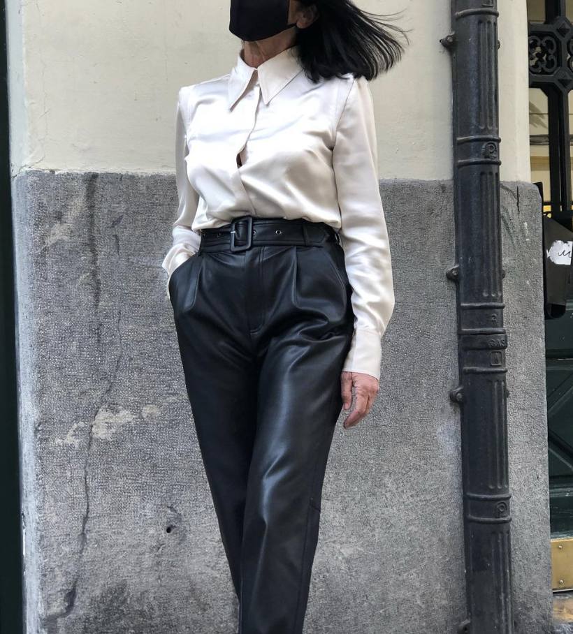 Camisa satinada en color crudo. Disponible en la tienda bilbaína Ambali, situada en la calle Maestro García Rivero. 