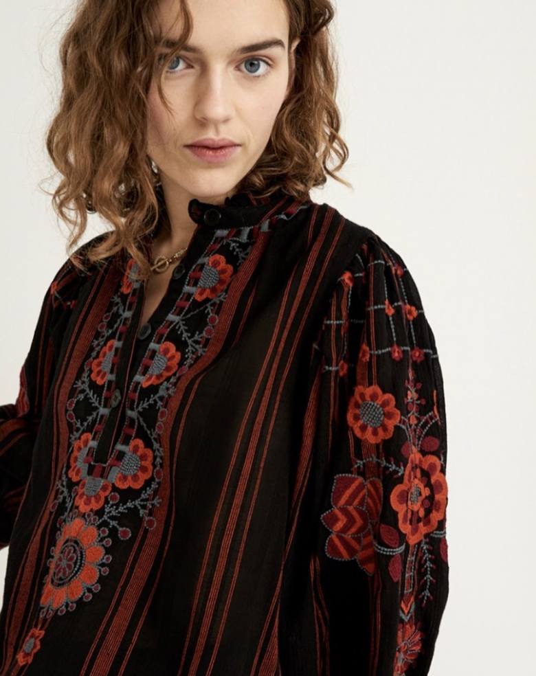 Camisa de manga larga con bordados folk en la tienda bilbaína The Closet, situada en la calle Colón de Larreátegui. 