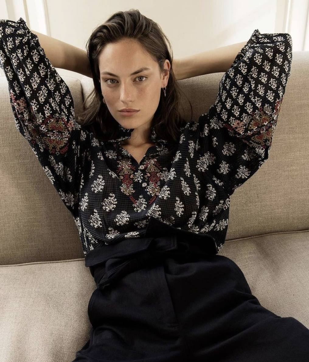 Camisa de popelín negra con motivos blancos, naranjas y marrones. Disponible en la tienda Cloche, situada en la calle bilbaína Maestro García Rivero.