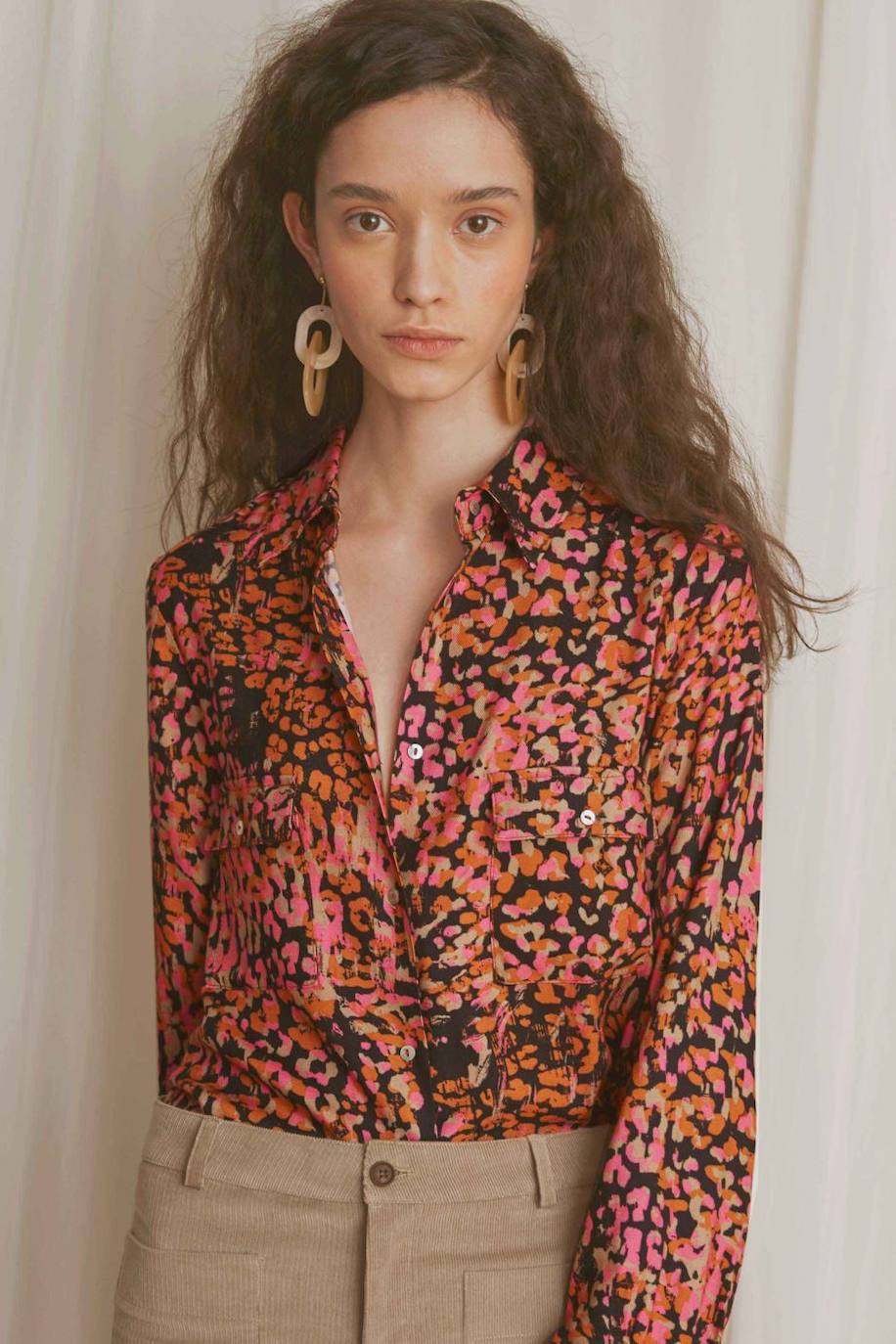 Blusa de manga larga con animal print y bolsillos en la zona del pecho. Disponible en la tienda Triana By C, situada en la calle Rodríguez Arias. Cuesta 109 euros.