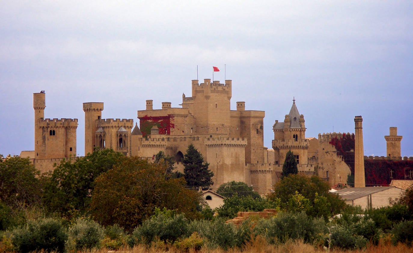 3.- Olite (Navarra) | Olite está dominado por la silueta esbelta y armoniosa de su castillo-palacio. Olite es una pequeña ciudad situada en el centro geográfico de Navarra, a 42 kilómetros al sur de Pamplona.