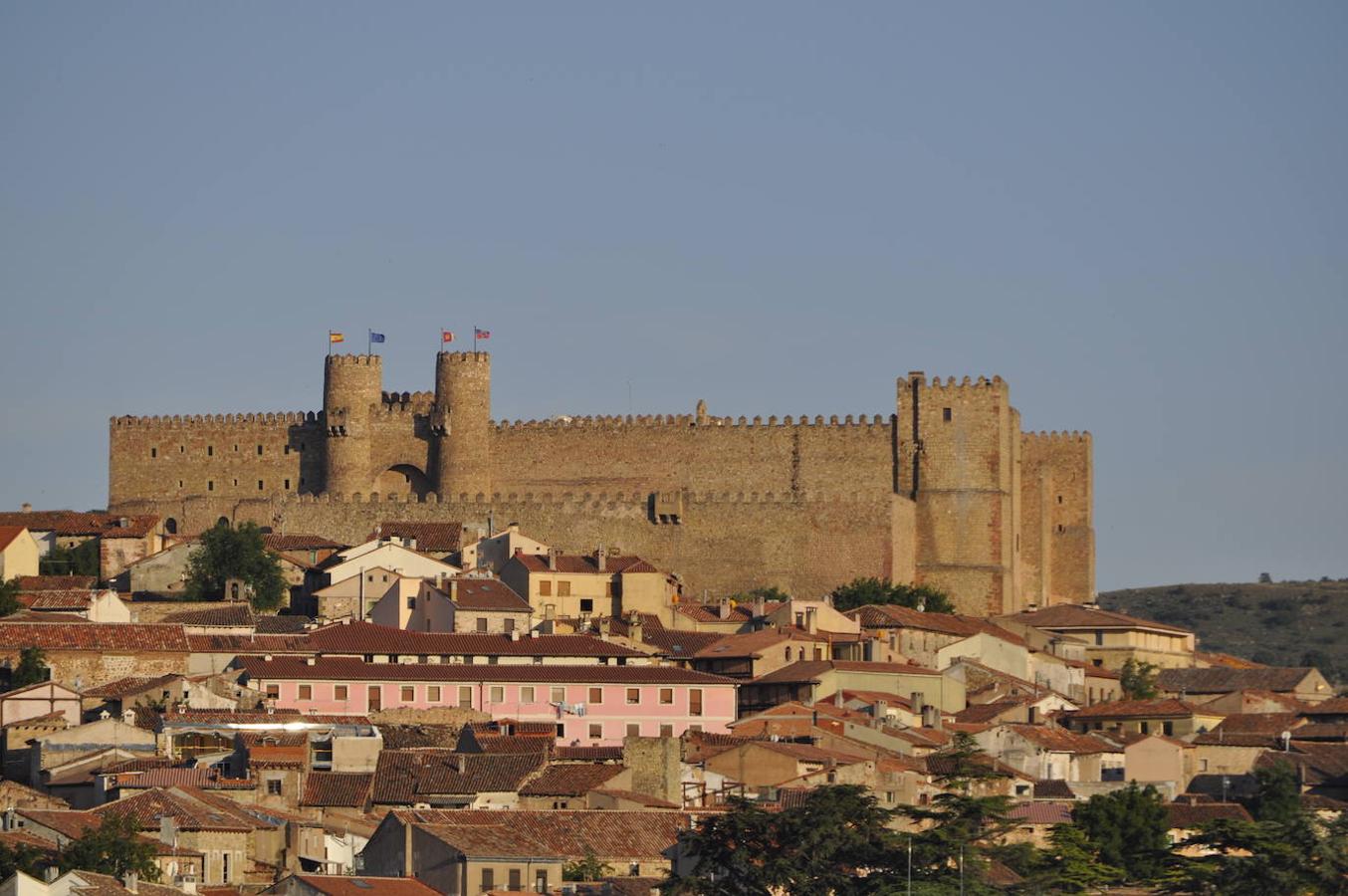 14- Sigüenza (Guadalajara, Castilla-La Mancha) | En tiempos del Cid, Sigüenza aún estaba en poder musulmán. Hoy conserva el aire medieval de que la dotó Bernardo de Agén, su primer obispo cristiano, y conquistador de la misma. La catedral románica, su castillo, las puertas y restos de su muralla transportan al visitante al medievo.