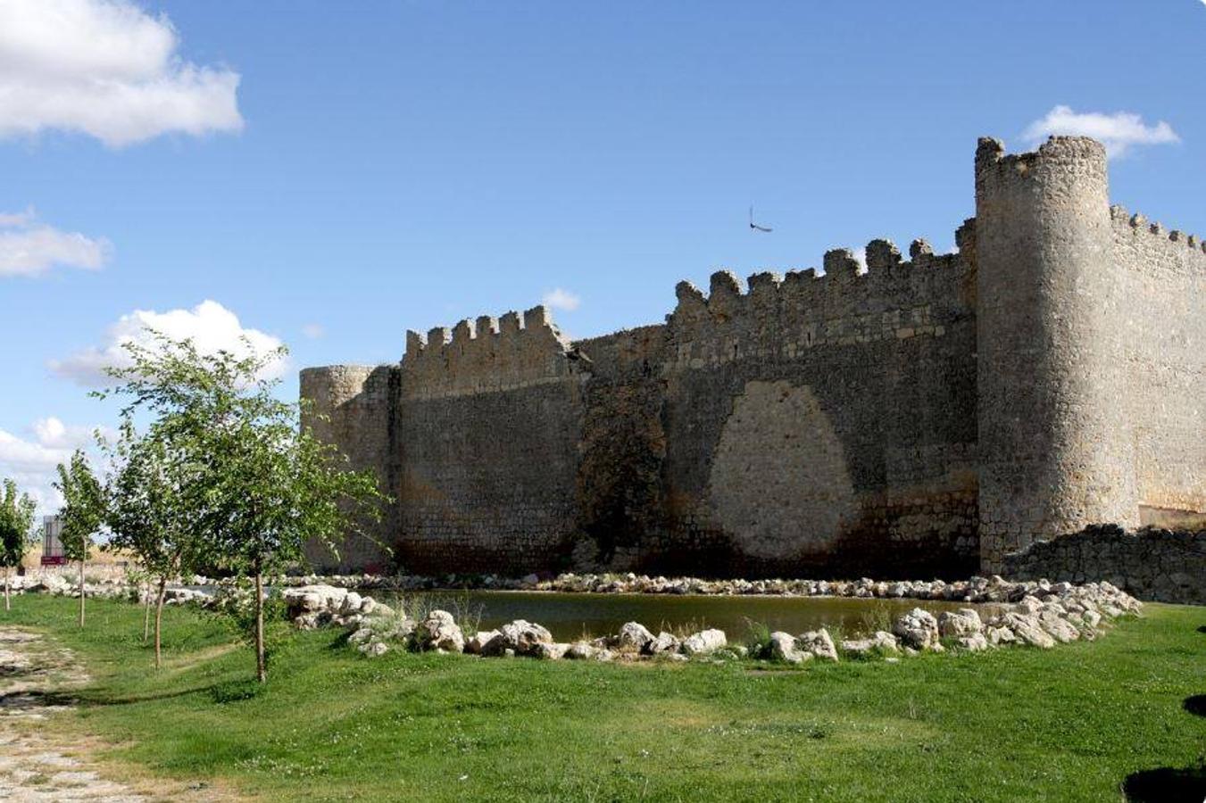 La muralla está unida, en el extremo sureste, al castillo, levantado en el siglo XI sobre una antigua plaza fuerte romana.