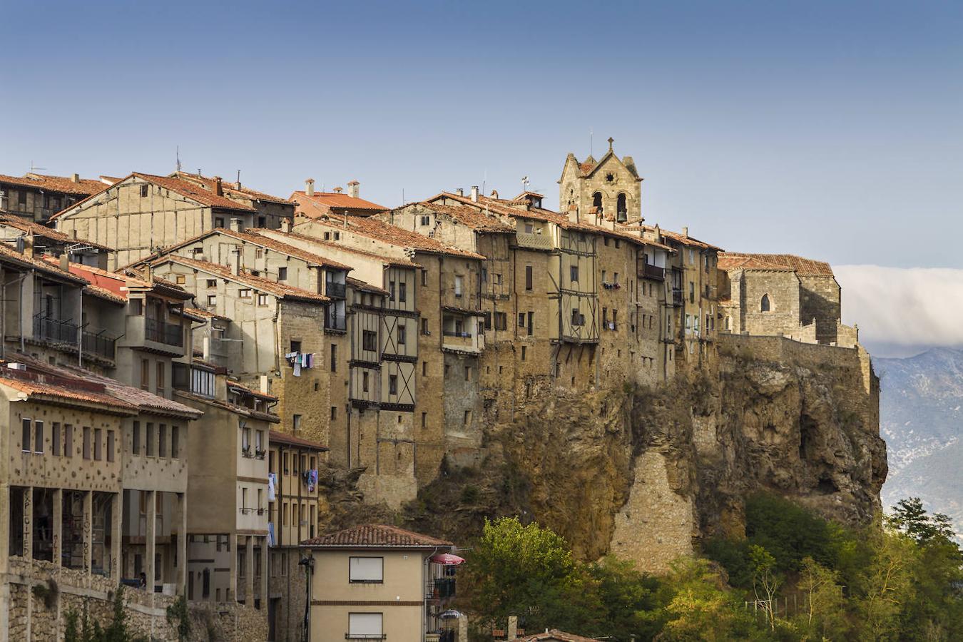 16.- Frías (Burgos, Castilla y León) | Sobre el cerro de La Muela, y cercana al ancho y caudaloso río Ebro, se constituyó un enclave estratégico de paso de dicho río, desde la época romana y sobre todo en época medieval, que unía la costa cantábrica y la meseta, dando lugar a la notable prosperidad de Frías y de su conjunto monumental.