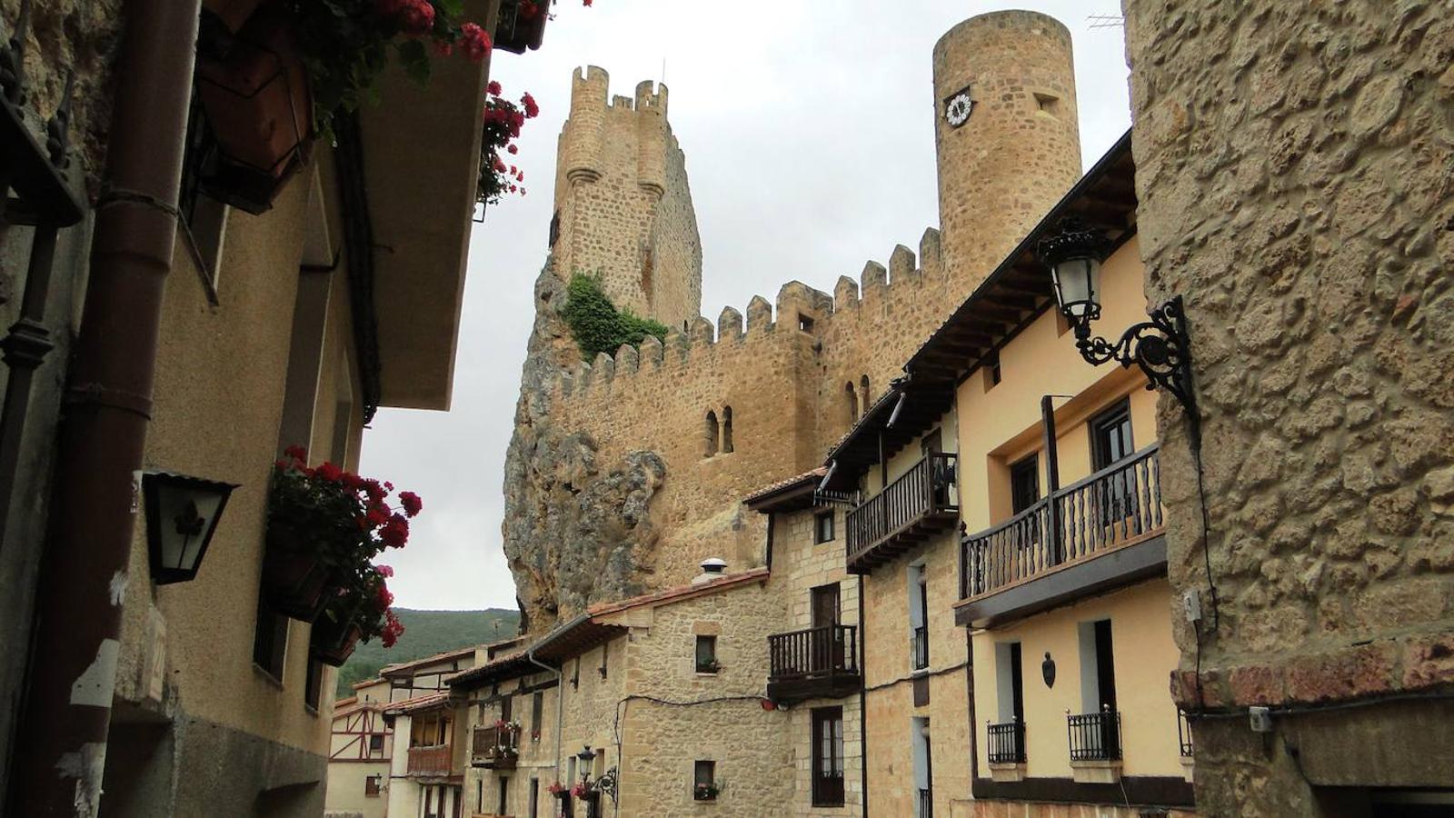 Este pueblo mantiene una estructura urbana medieval que corona el castillo de los Velasco y la iglesia de San Vicente. Los edificios mantienen un sistema constructivo en el que van adosándose entre sí.