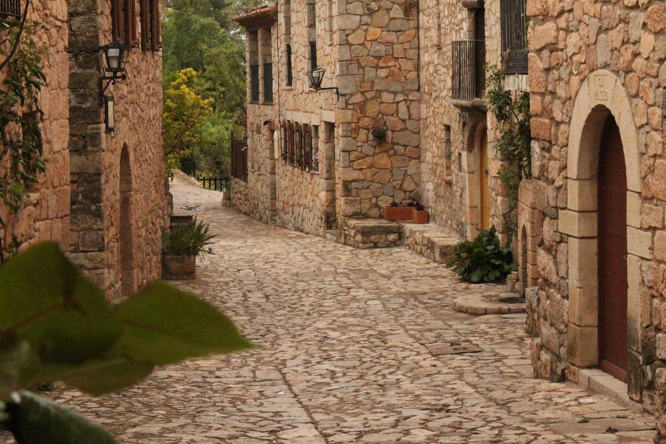 Sus calles adoquinadas, a las que se asoman macizas casas de piedra, parecen contener la respiración, creando una atmósfera de respetuoso silencio tan solo rota por el graznido de algún ave rapaz que vuela alto sobre los bosques, acantilados y el embalse que rodean Siurana.