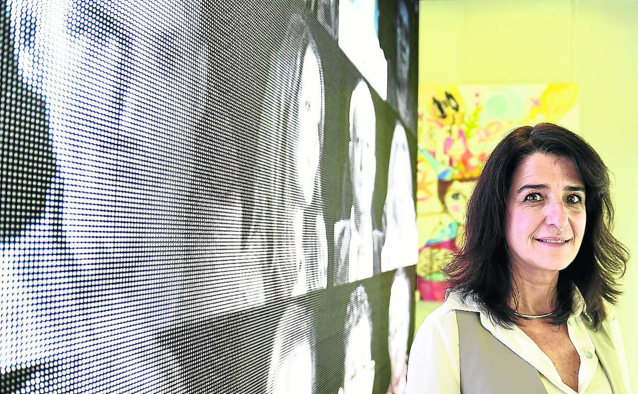 Aintzane Ezenarro, en la entrada del instituto Gogora, en Bilbao. 