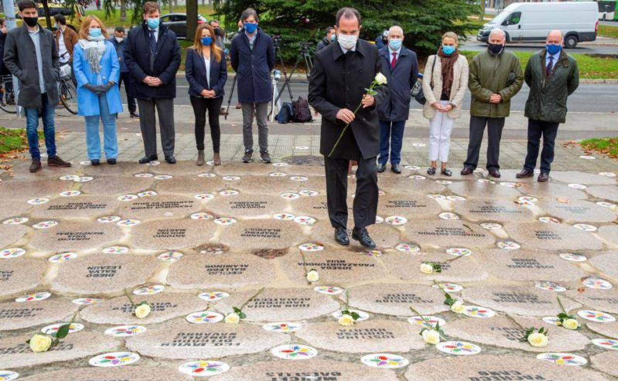 Ofrenda de la coalición PP+Cs en el monolito por las víctimas del terrorismo de Vitoria. 
