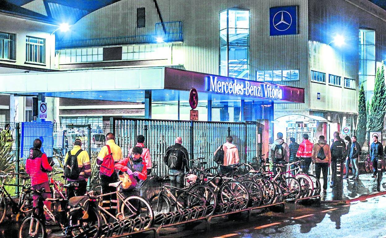 Trabajadores de Mercedes acceden a la factoría para comenzar su turno de noche. 