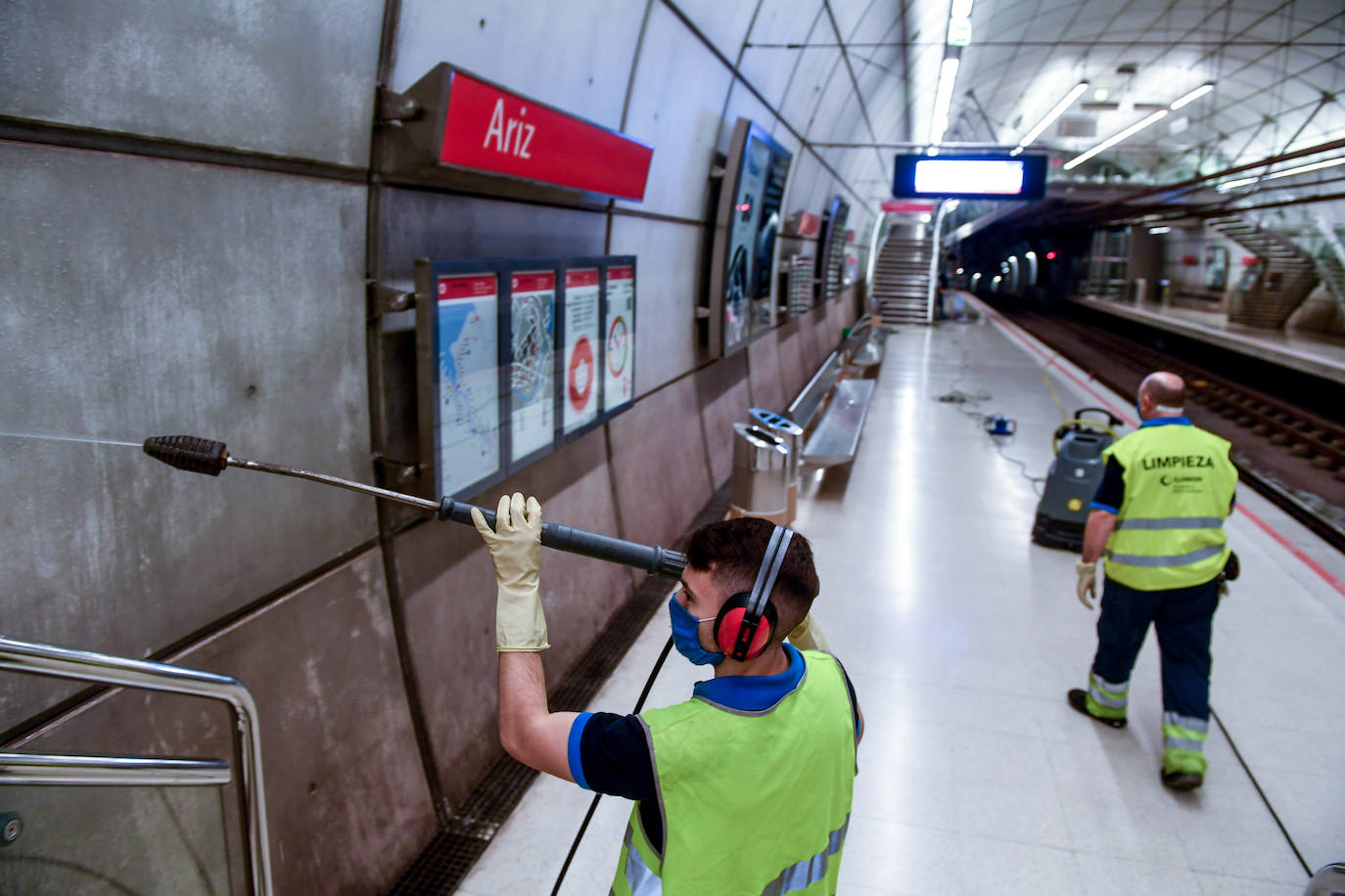 Fotos: Imágenes de la limpieza y desinfección del Metro Bilbao