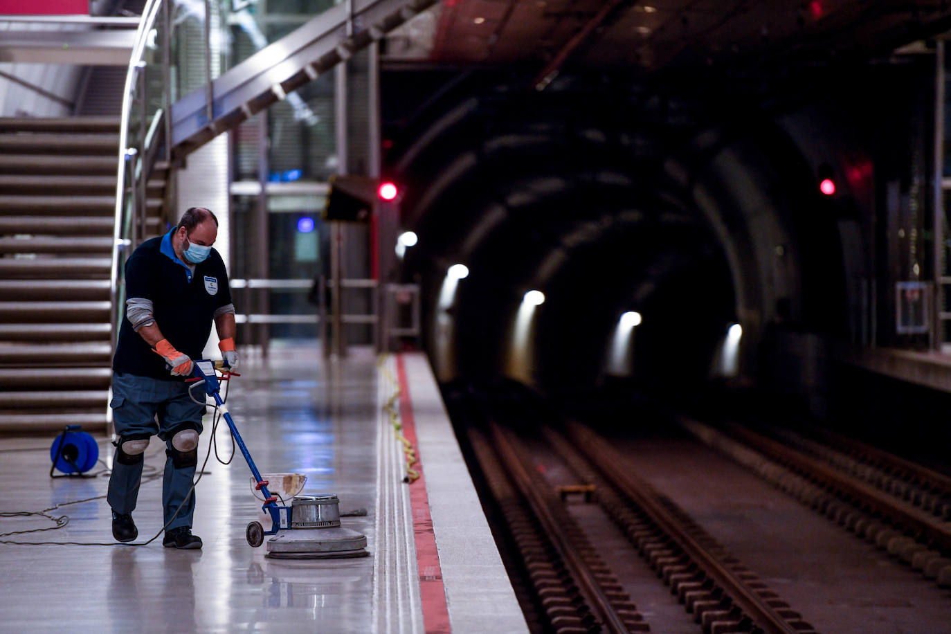 Fotos: Imágenes de la limpieza y desinfección del Metro Bilbao