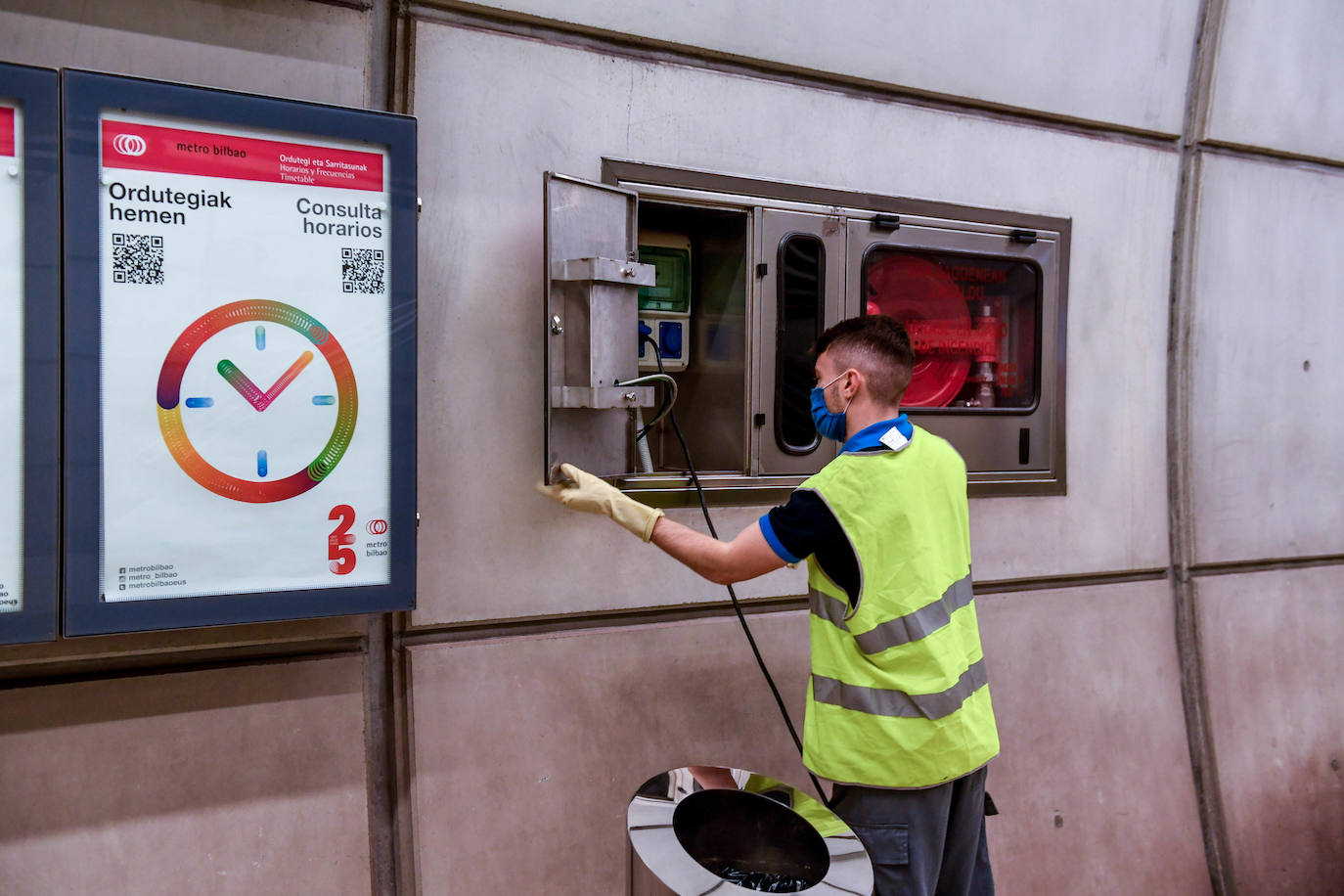 Fotos: Imágenes de la limpieza y desinfección del Metro Bilbao