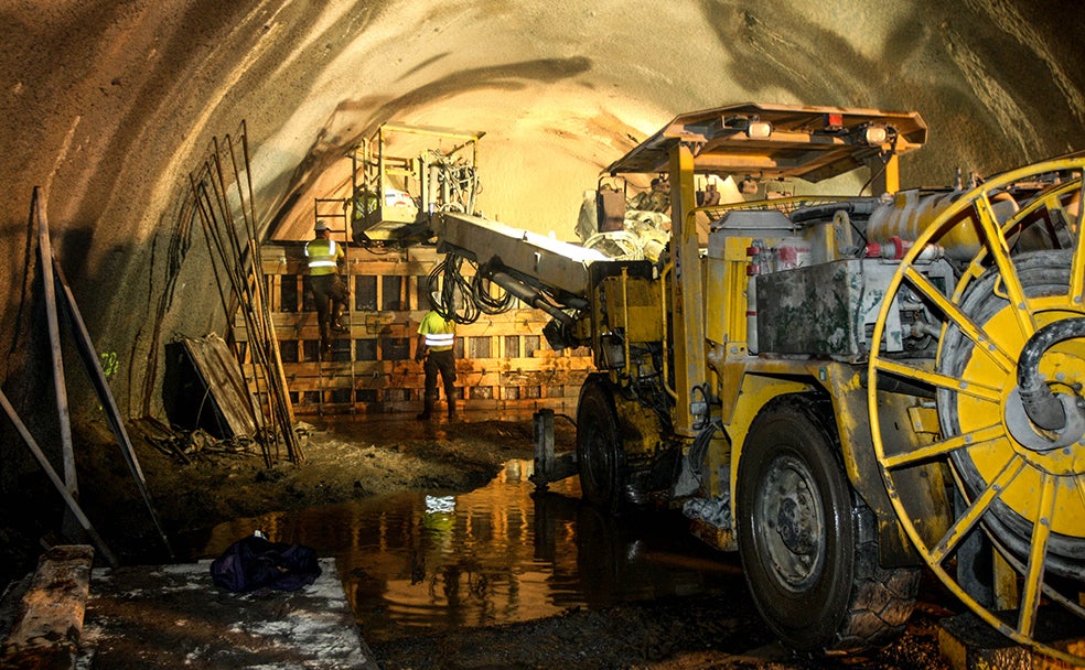 Operarios sellan el paso entre el tunel en obras del metro y el metro en uso en Santurtzi, para evitar inundaciones por la entrada.