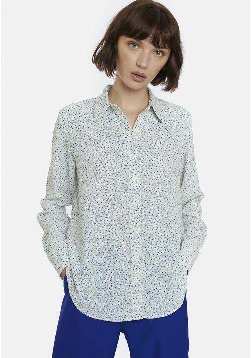 Camisa blanca con lunares azules y verdes. Disponible en la tienda bilbaína Ah!, situada en la calle Carnicería Vieja, en el Casco Viejo. Cuesta 42,90 euros.