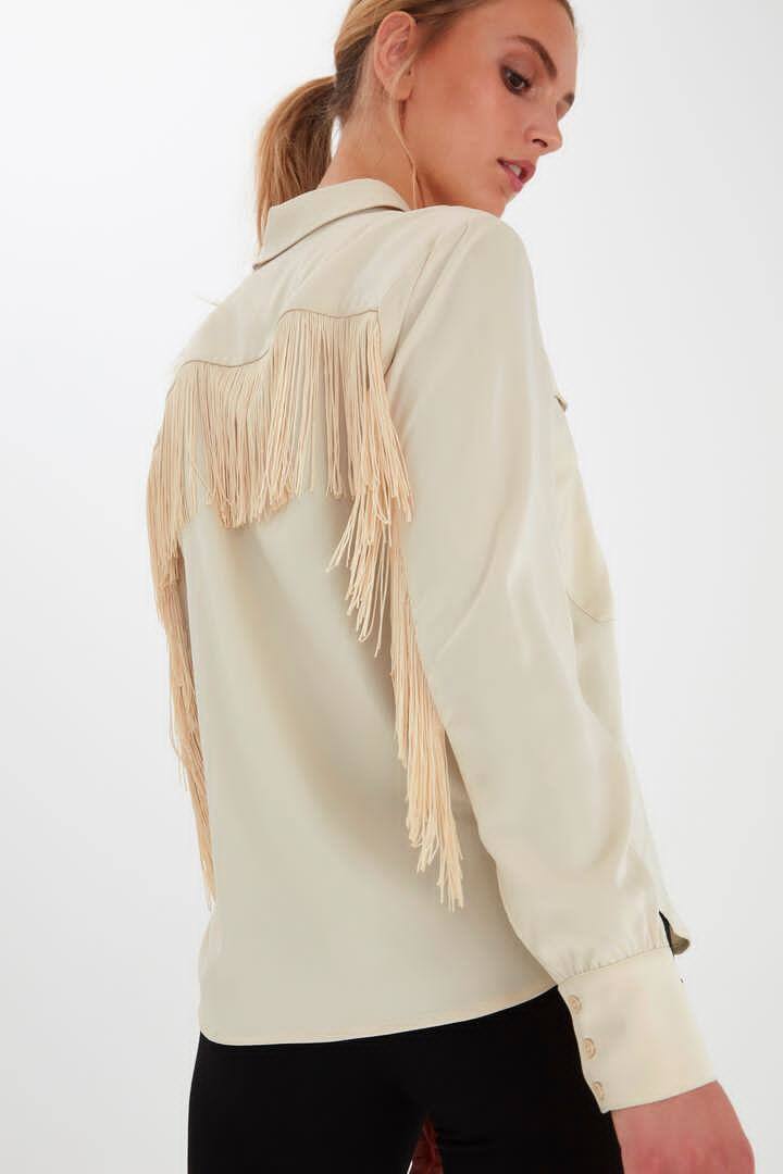 Camisa en color crudo con flecos. Disponible en la tienda bilbaína New Lemon, situada en la calle General Concha.