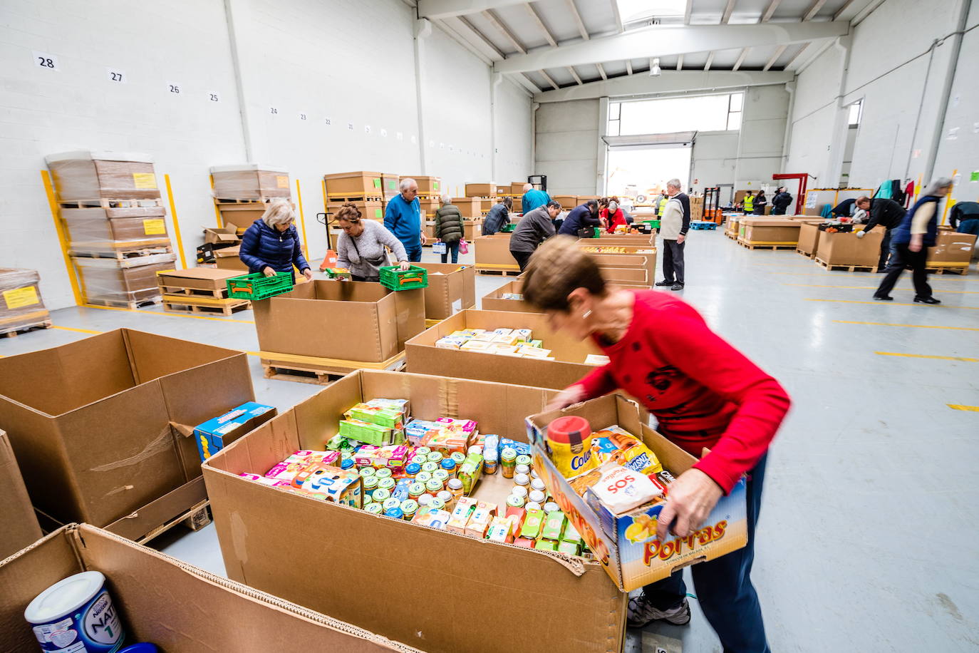 Voluntarios organizan los alimentos recaudados durante la Gran Recogida de 2019. 