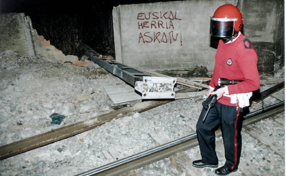 Desconocidos cruzaron una torreta eléctrica en la vía e interrumpieron el servicio en Getxo.