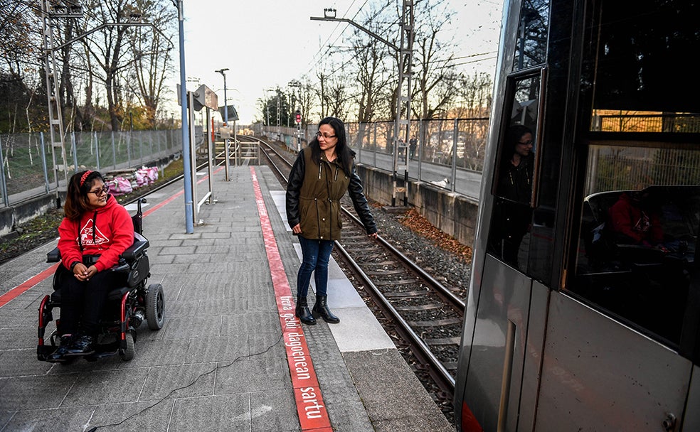 Julissa Santos muestra el lugar en el que ocurrió el accidente, junto a la joven a la que salvó.