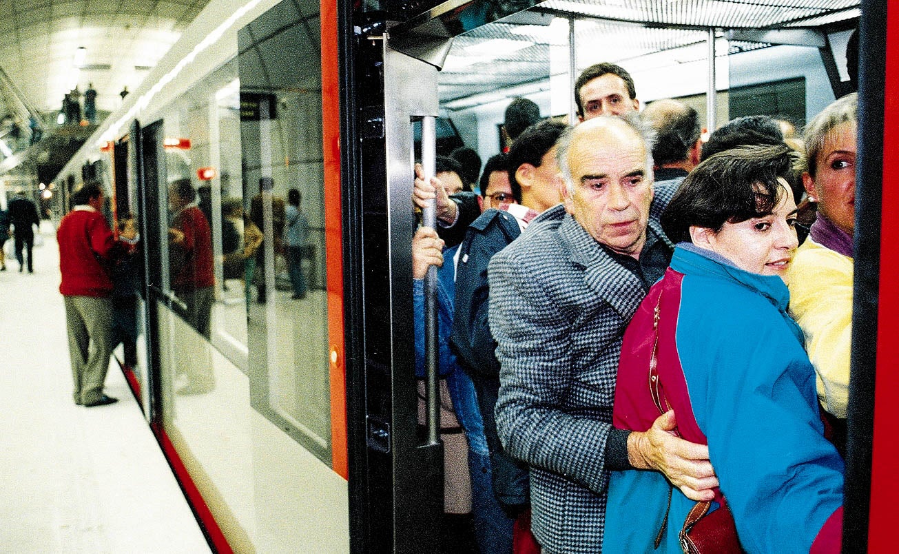 La población abarrotó el metro después del viaje inaugural.