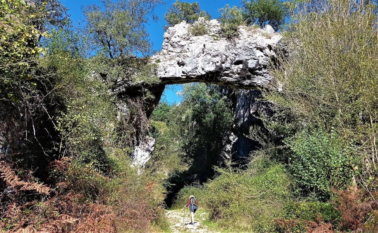 El arco de Jentilzubi es la puerta de entrada al universo mitológico y kárstico de Baltzola.