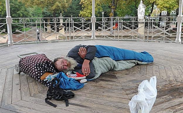 Francisco Javier, en una imagen de 2015, en el kiosco de La Florida, donde durmió durante años. 