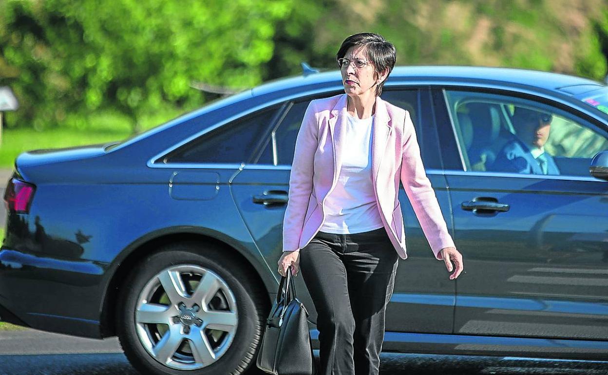 La exconsejera de Seguridad, Estefanía Beltrán de Heredia, se baja de un coche oficial. 