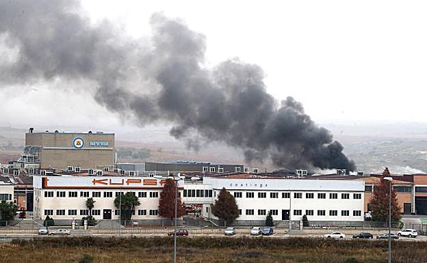 La columna de humo que ha provocado el incendio. 