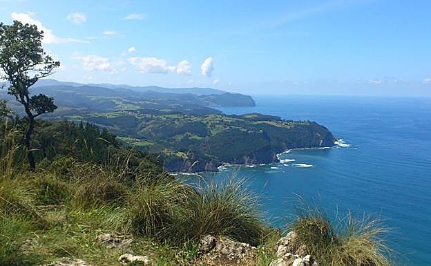 Vista de la costa próxima a Lekeitio durante la ascensión a Otoio.