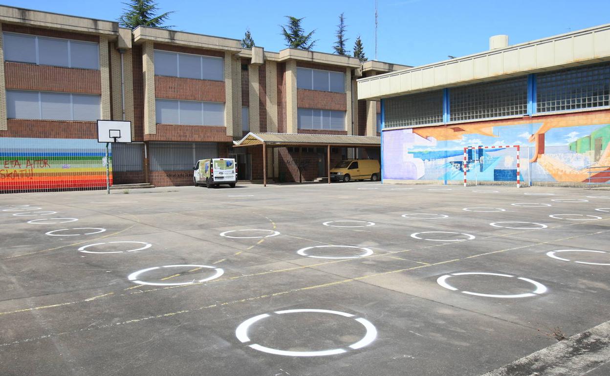 Instituto Los Herrán, con el patio acondicionado para cumplir las normativas contra el coronavirus. 