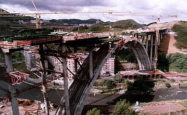 INFRAESTRUCTURAS. Imagen de la construcción del viaducto de Miraflores.