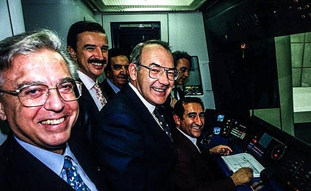 Las autoridades en la cabina de mando junto al conductor.