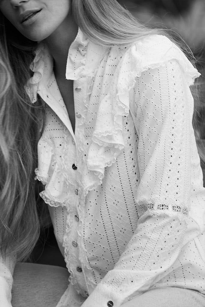 Camisa blanca con aire romántico, disponible en la tienda bilbaína New Lemon, situada en la calle General Concha. 