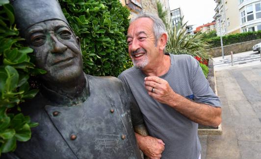El cocinero posa junto a la escultura que preside la entrada a su hotel-restaurante.