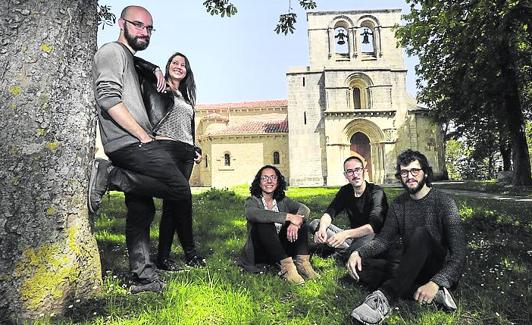 Los integrantes de Álava Medieval, en el Santuario de Estíbaliz. 