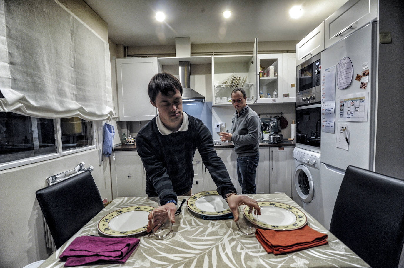 «Nos sabemos coordinar», admite Álvaro cuando se le pregunta quién de los dos hace mejor las labores del hogar. 