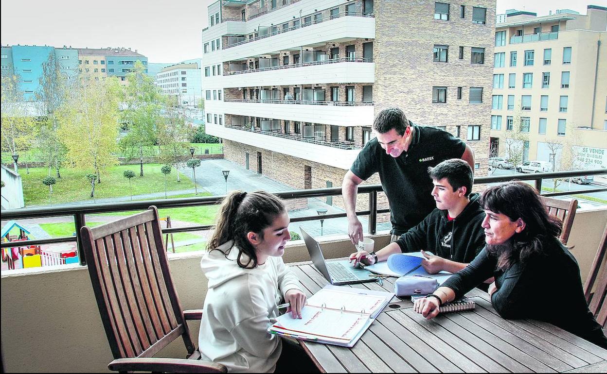 Las viviendas con terraza amplia, como ésta en el barrio de Zabalgana, son ahora muy demandadas por los vitorianos . 