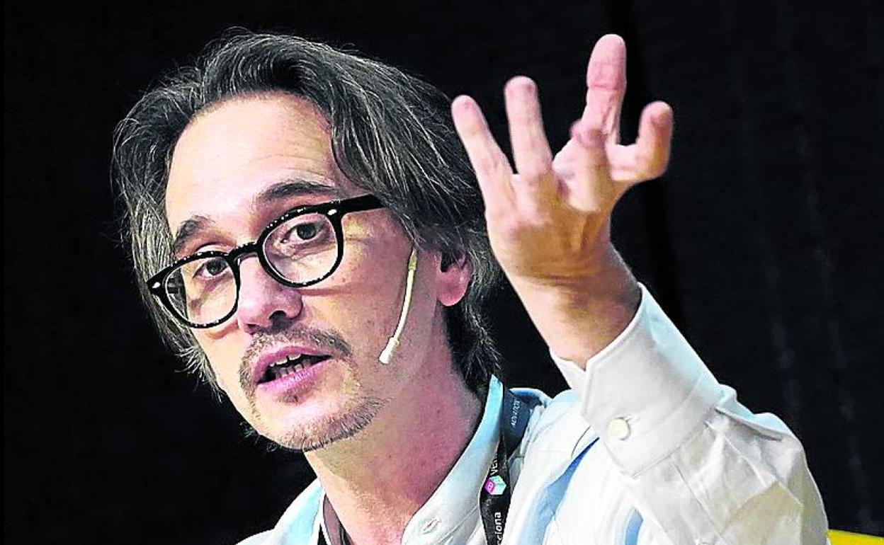 Asier Alea gesticula durante una presentación en su etapa foral. .