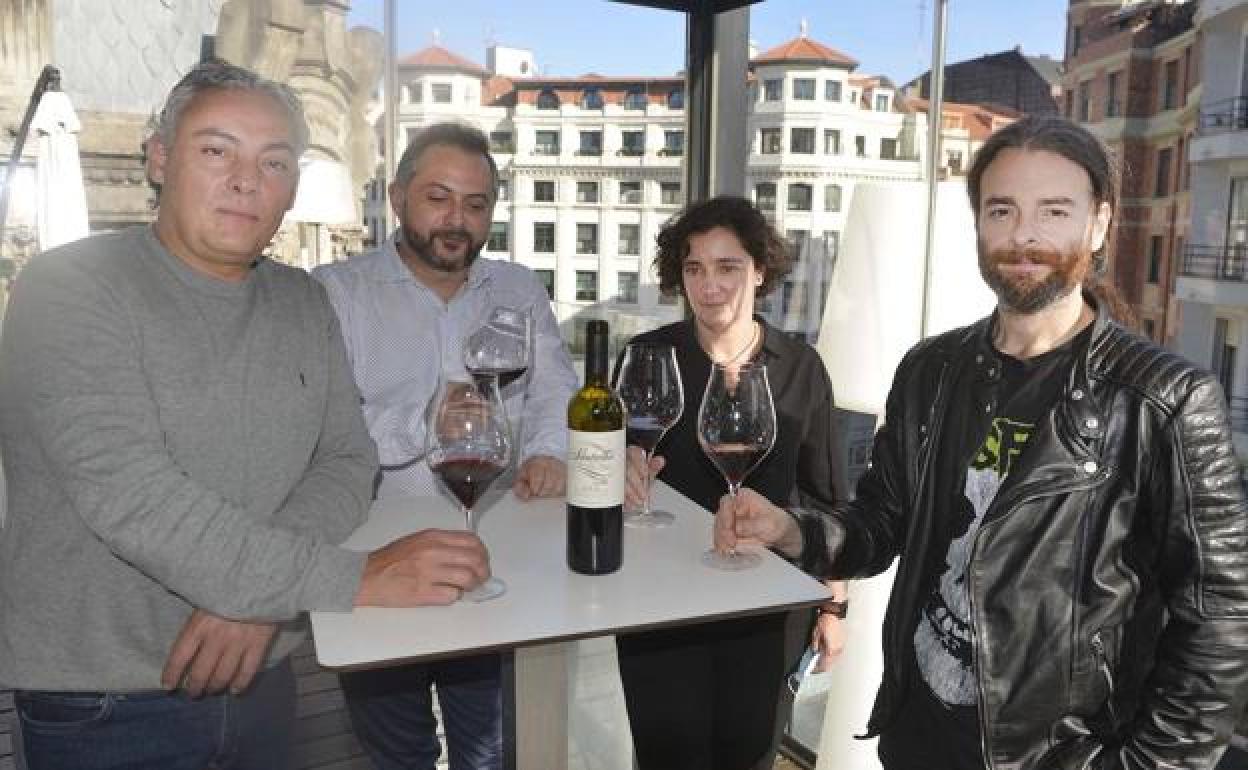 Ricardo Pérez, Asier Santesteban, Teresa Guilarte y Borja Etxebarria, durante la cata. 