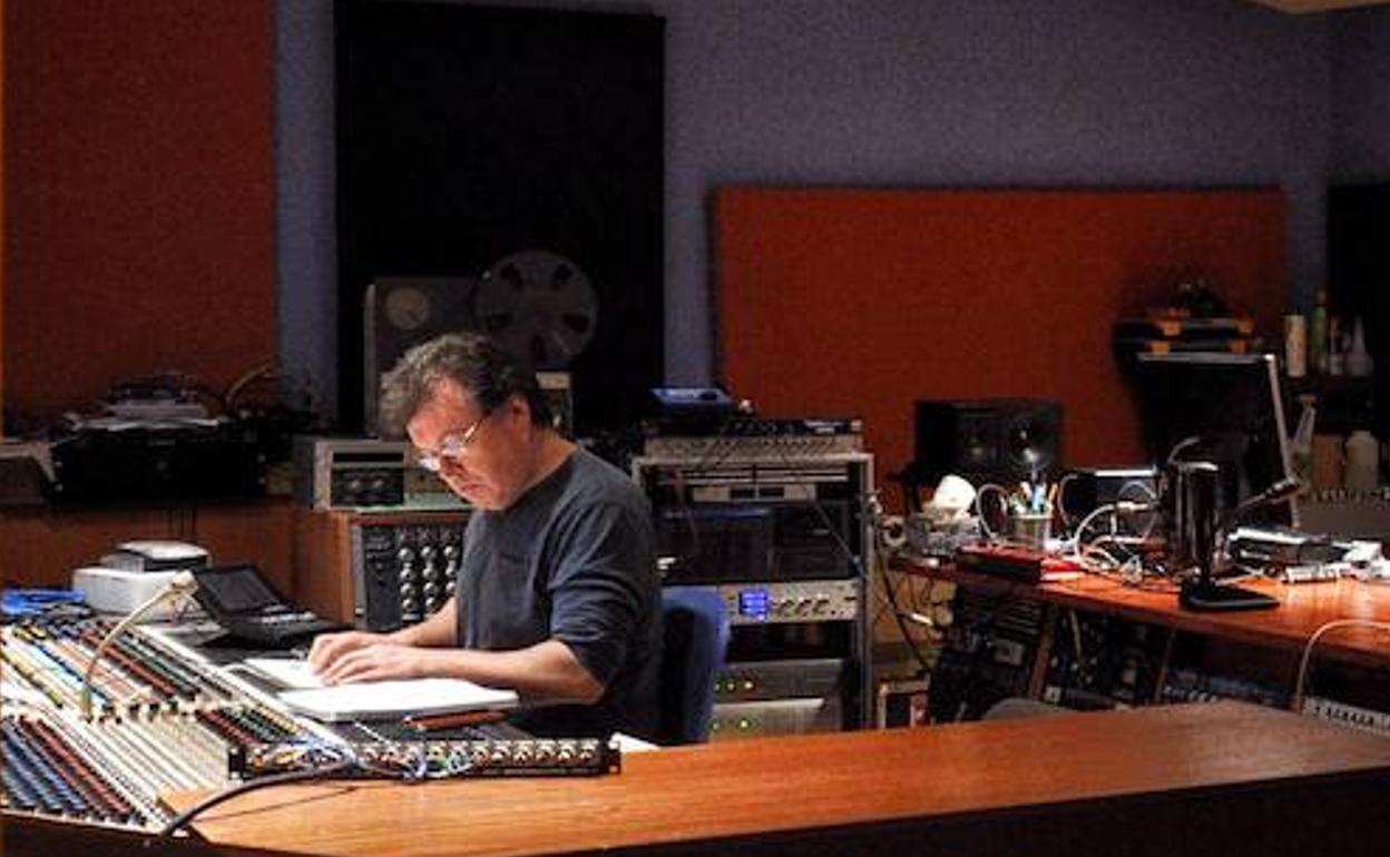 Martín Guridi, en plena labor en los estudios Sonora de la capital alavesa.