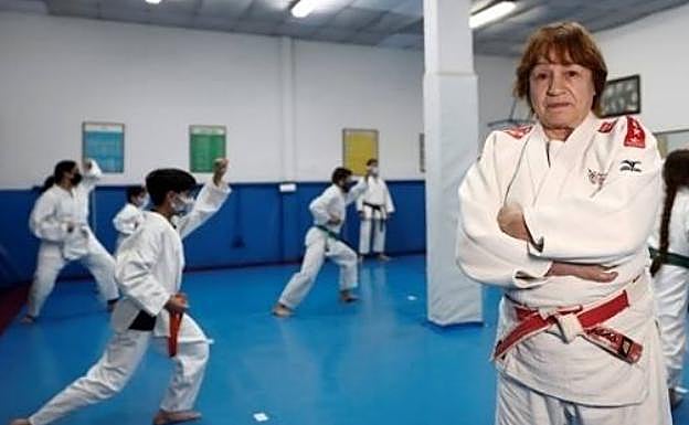 La judoca Sacramento Moyano posa en el gimnasio Budokan de Madrid, club que regenta y donde sigue viviendo su afición. 