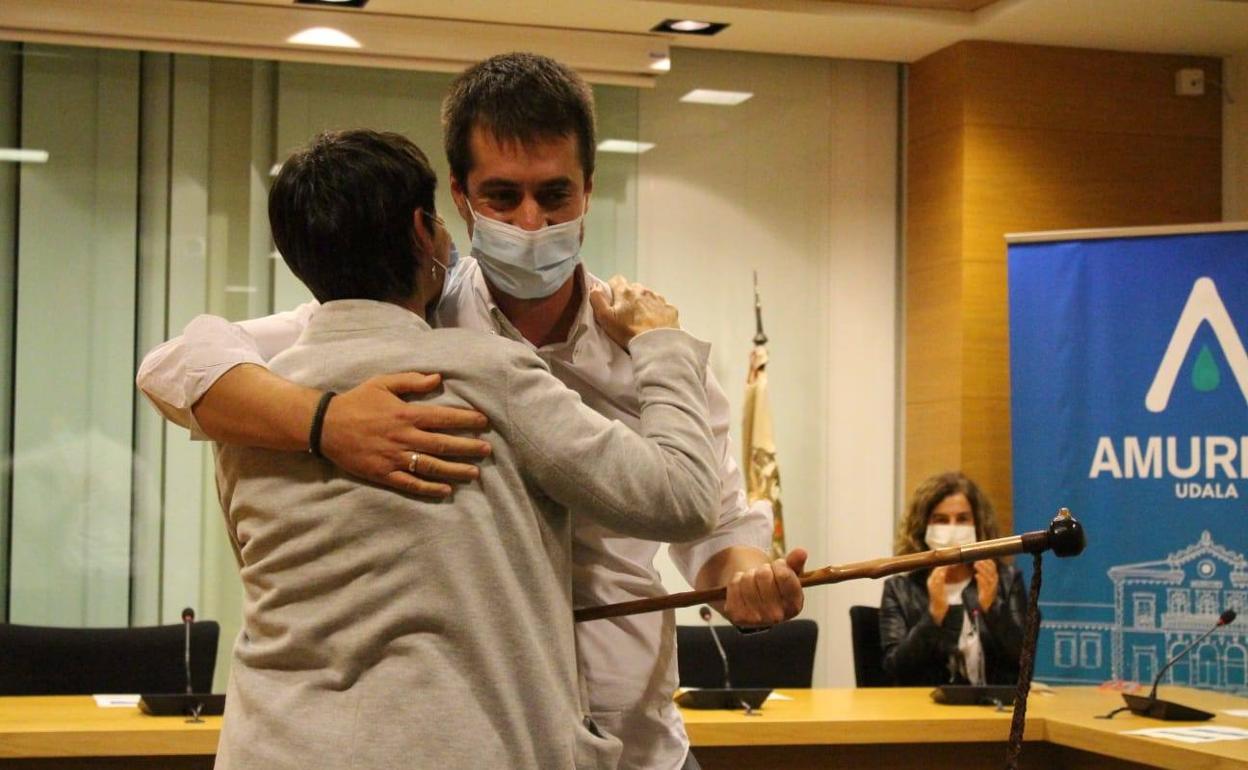 Josune Irabien y Txerra Molinuevo se abrazan tras la votación de ayer en Amurrio. 