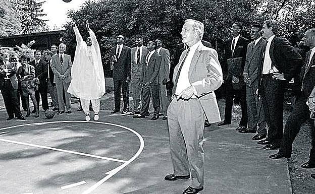 Su famoso lanzamiento a canasta vestido con un dashiki blanco en presencia de George Bush.