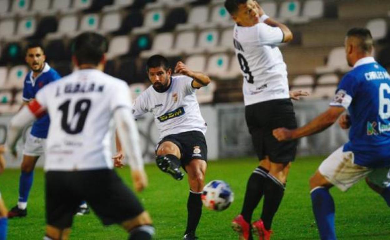 Un jugador del Real Unión trata de lanzar a puerta con la oposición de Carles Marc, del Barakaldo.