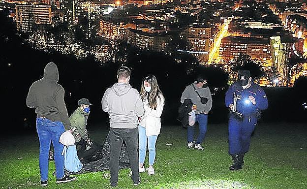 Salud pide a los jóvenes «evitar» los botellones por el «impacto» que tienen en la pandemia